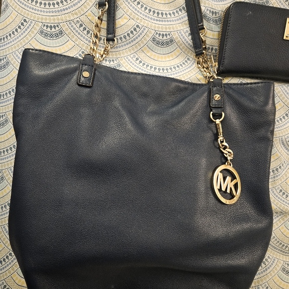 Micheal Kors jetset navy blue shoulder bag and wallet - Picture 3 of 4